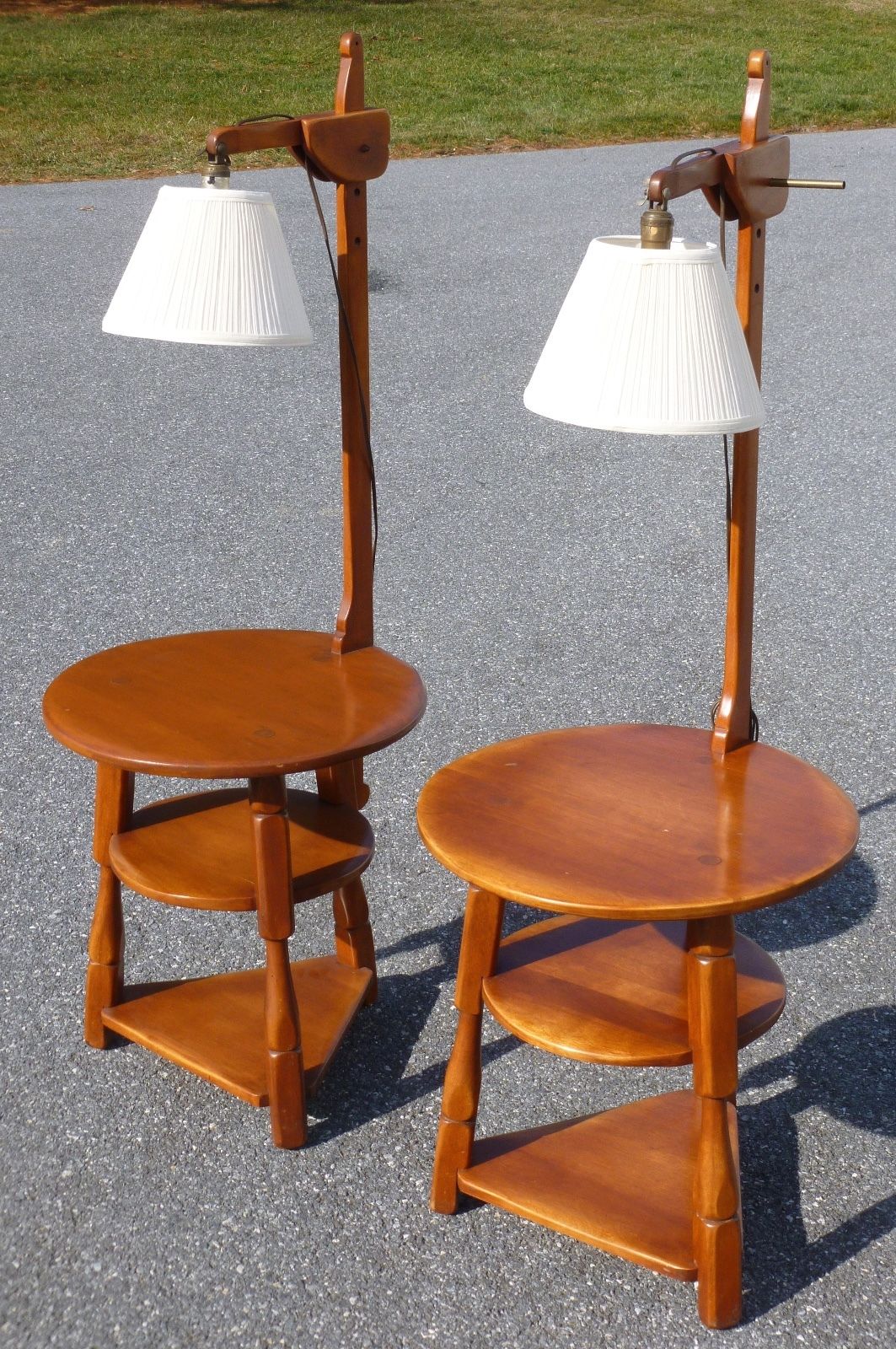 RARE CUSHMAN COLONIAL CREATIONS MAPLE END TABLE w/ ATTACHED LAMP - TAKE